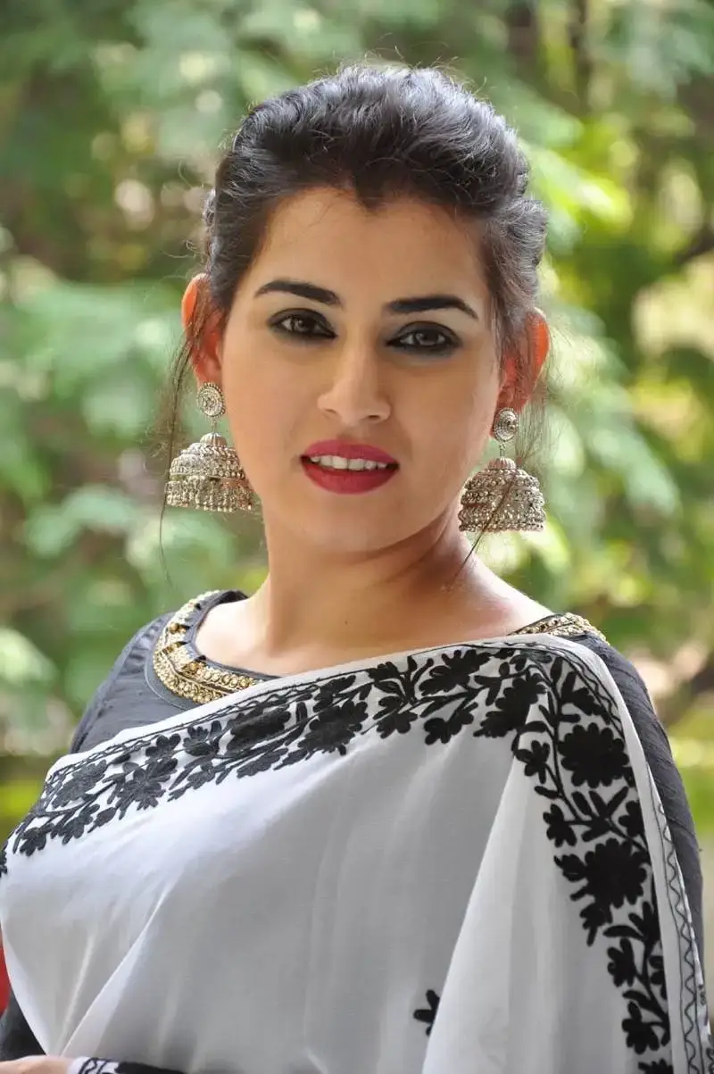 ACTRESS ARCHANA VEDA IN TRADITIONAL INDIAN WHITE SAREE 6